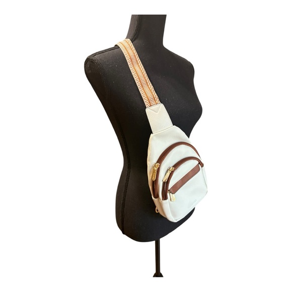 BOSTANTEN Small Sling Bag for Women, Crossbody Bag, Fanny Pack, or Chest Bag. - Picture 3 of 9